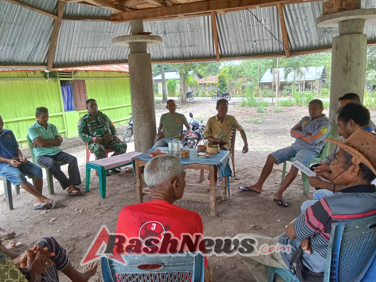 Wujudkan Lingkungan Aman, Babinsa dan Bhabinkamtibmas Giat Komsos di Tengah Masyarakat