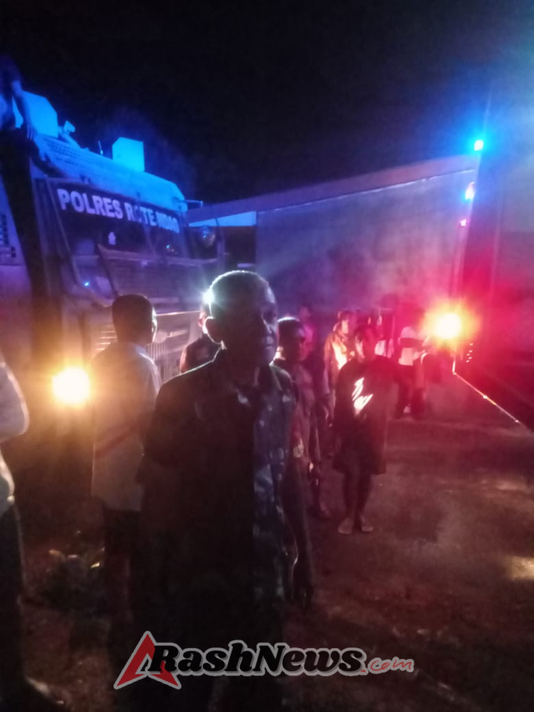 Kolaborasi Warga dan Petugas Padamkan Api di Rumah Warga RT 11 Mokdale Rote Ndao