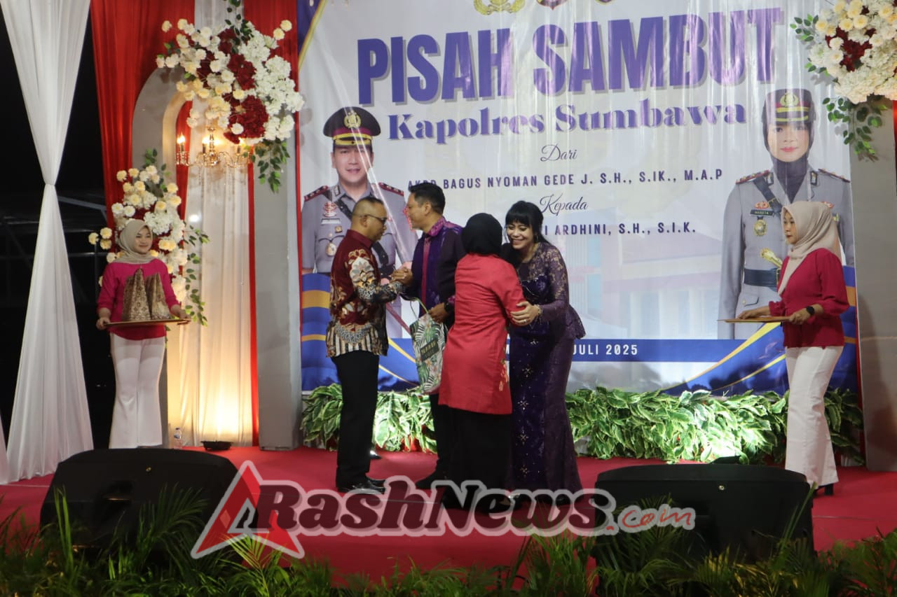 Dandim Sumbawa Serahkan Cinderamata di Acara Lepas Sambut Kapolres