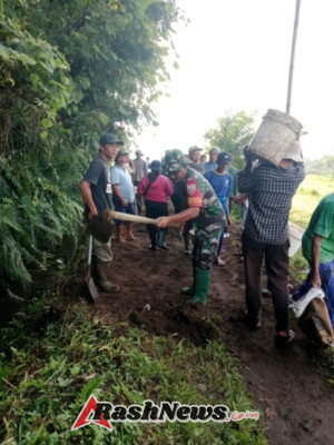 Permudah Akses Petani, Babinsa Koramil 03/Tembuku Bangun Jalan Tani