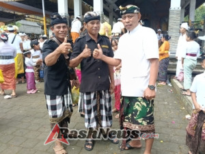 Dukung Tradisi Adat dan Kearifan Lokal, Babinsa Koramil 02/Susut Terlibat Langsung dalam Kegiatan Upacara Adat