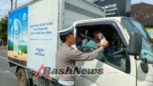 Polres Karangasem Gelar Penyebaran Brosur Himbauan Tertib Berlalu Lintas dalam Operasi Patuh Agung 2025