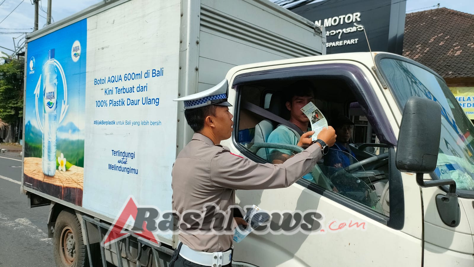 Polres Karangasem Gelar Penyebaran Brosur Himbauan Tertib Berlalu Lintas dalam Operasi Patuh Agung 2025