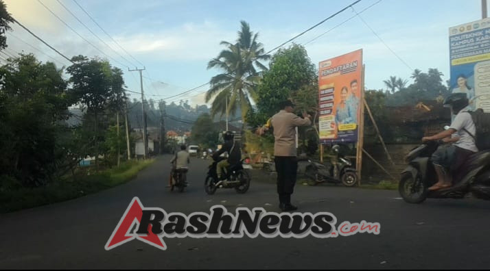 Bhabinkamtibams Polsek Bebandem Turba Pagi Simpang Tiga Jungutan.