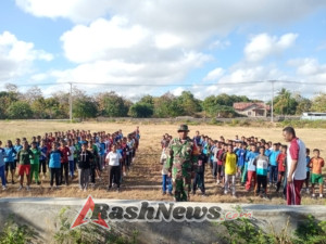 Wujudkan Generasi Disiplin, Babinsa Rote Ndao Dampingi MPLS di SMPN 1 Pantai Baru