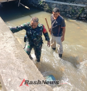 Serka Agus dan Warga Ampenan Bersihkan Sampah Sungai