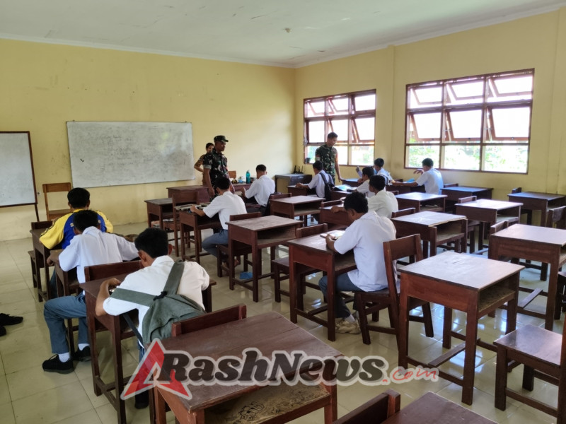 Babinsa Koramil 1602-01/Ende Turun Langsung Dukung Kesehatan Siswa SMK Negeri 2 Ende