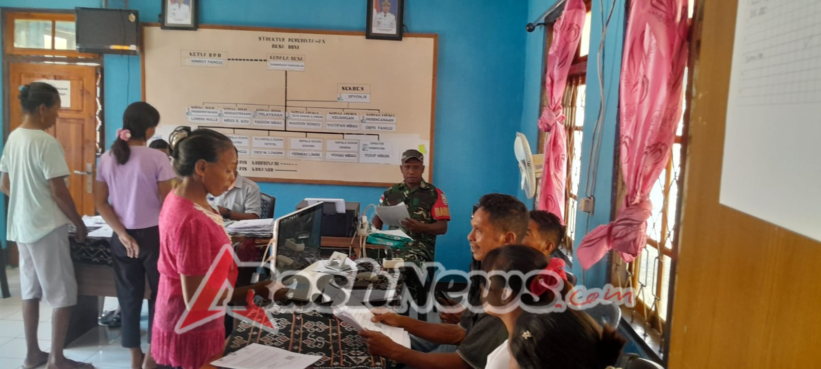 Sinergi Babinsa dan Pos Indonesia Kawal Pembayaran Bansos di Desa Boni