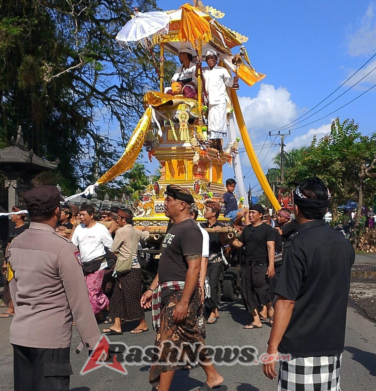 Bhabinkamtibmas Desa Pandak Gede Antensi Giat Upacara Pengabenan Almarhumah Dewa Ayu Arumini