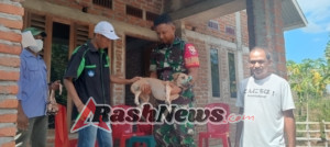 Babinsa Koramil 1625-05/Aesesa Kopda Longginus Bhago Lado Dampingi Tim Vaksinasi Rabies di Desa Wajomara