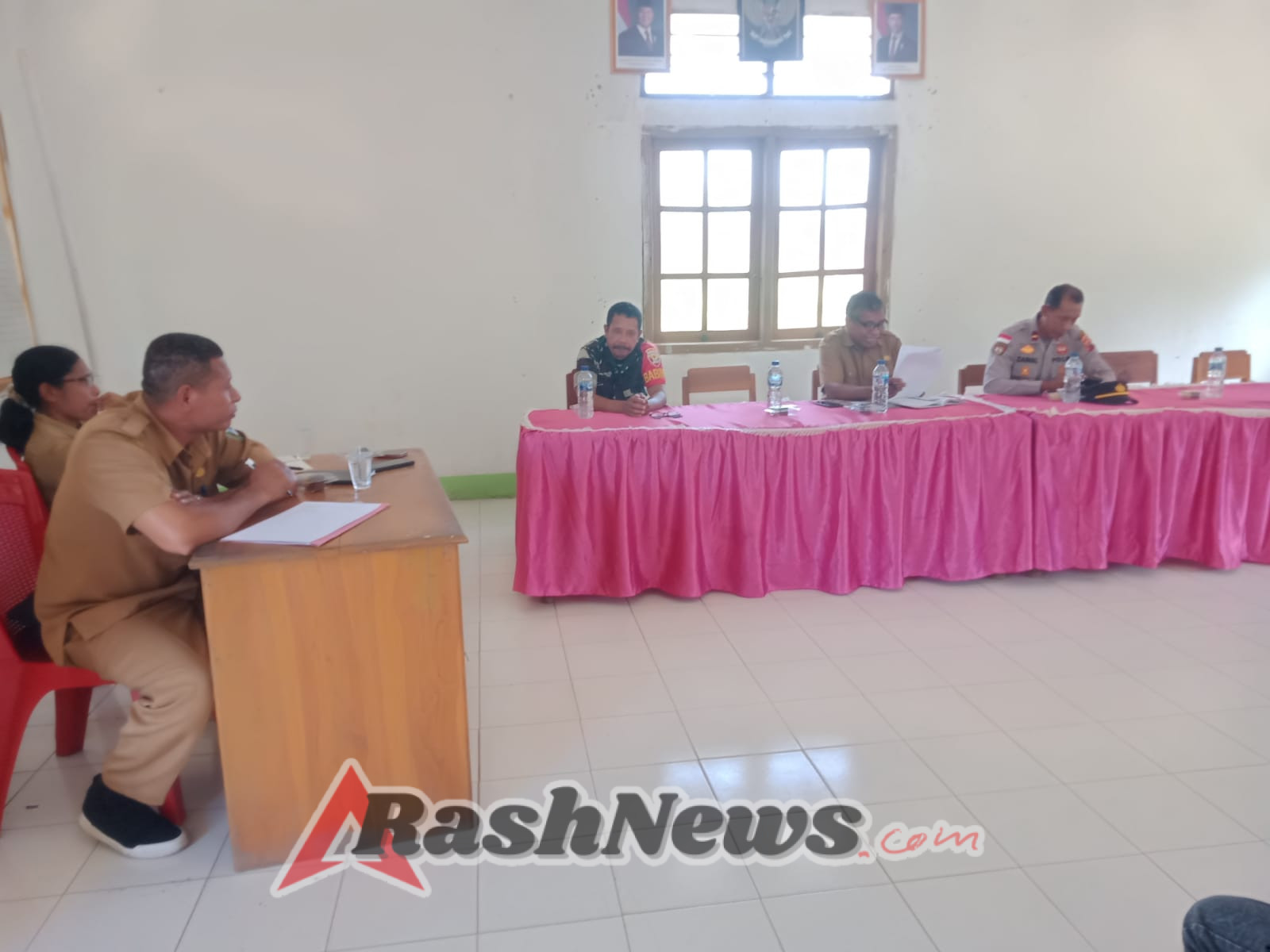 Kebersamaan Babinsa dan Warga Adonara Barat dalam Rapat Panitia HUT RI