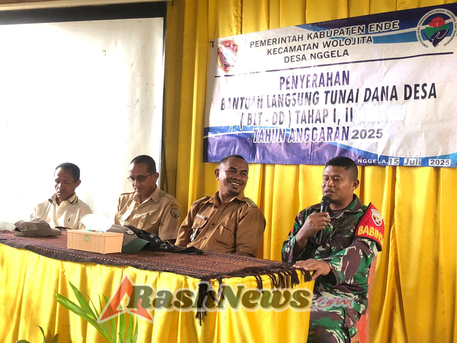 Babinsa Koramil 1602-02/Wolowaru Kawal Penyaluran Bantuan Langsung Tunai di Desa Nggela