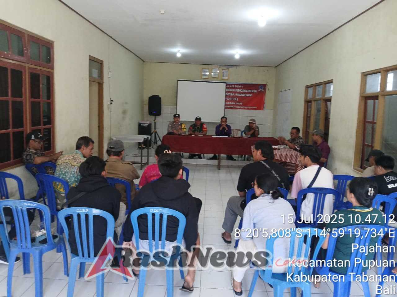 Selalu Hadir di Tengah Masyarakat, Bhabinkamtibmas Desa Pajahan Hadiri Rapat Persiapan HUT Desa