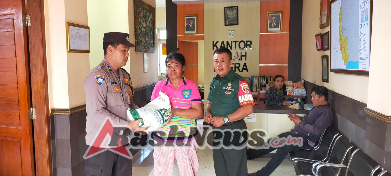 Tanggap dan Sigap, Babinsa Koramil 1616-01/Gianyar Jaga Transparansi Penyaluran Bantuan di Bitera