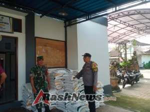 Pengamanan Maksimal, Babinsa Lodtunduh Kawal Bantuan CBP Hingga ke Tangan Warga