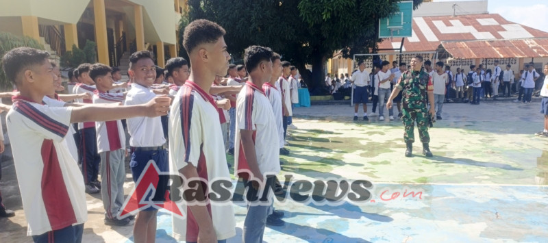 Pelatihan Baris-Berbaris oleh Babinsa Kodim 1602/Ende Berjalan Lancar di SMPK Maria Goretti