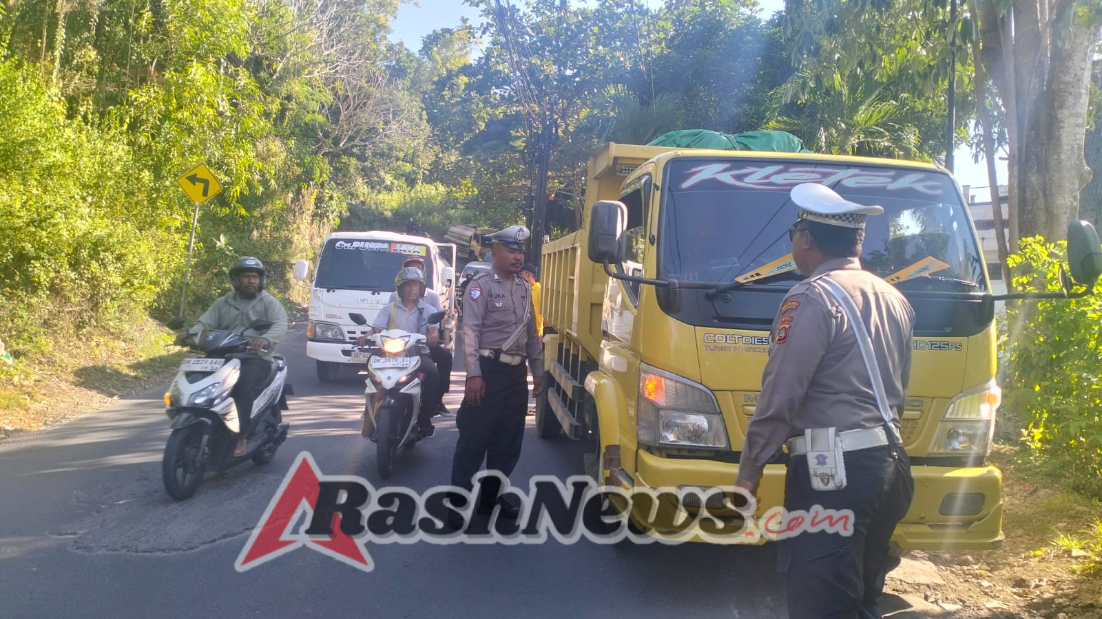 Unit Lalu Lintas Polsek Kuta Selatan Lakukan Pemantauan Dan Edukasi Kendaraan Besar Di Tanjakan Goa Gong Jimbaran