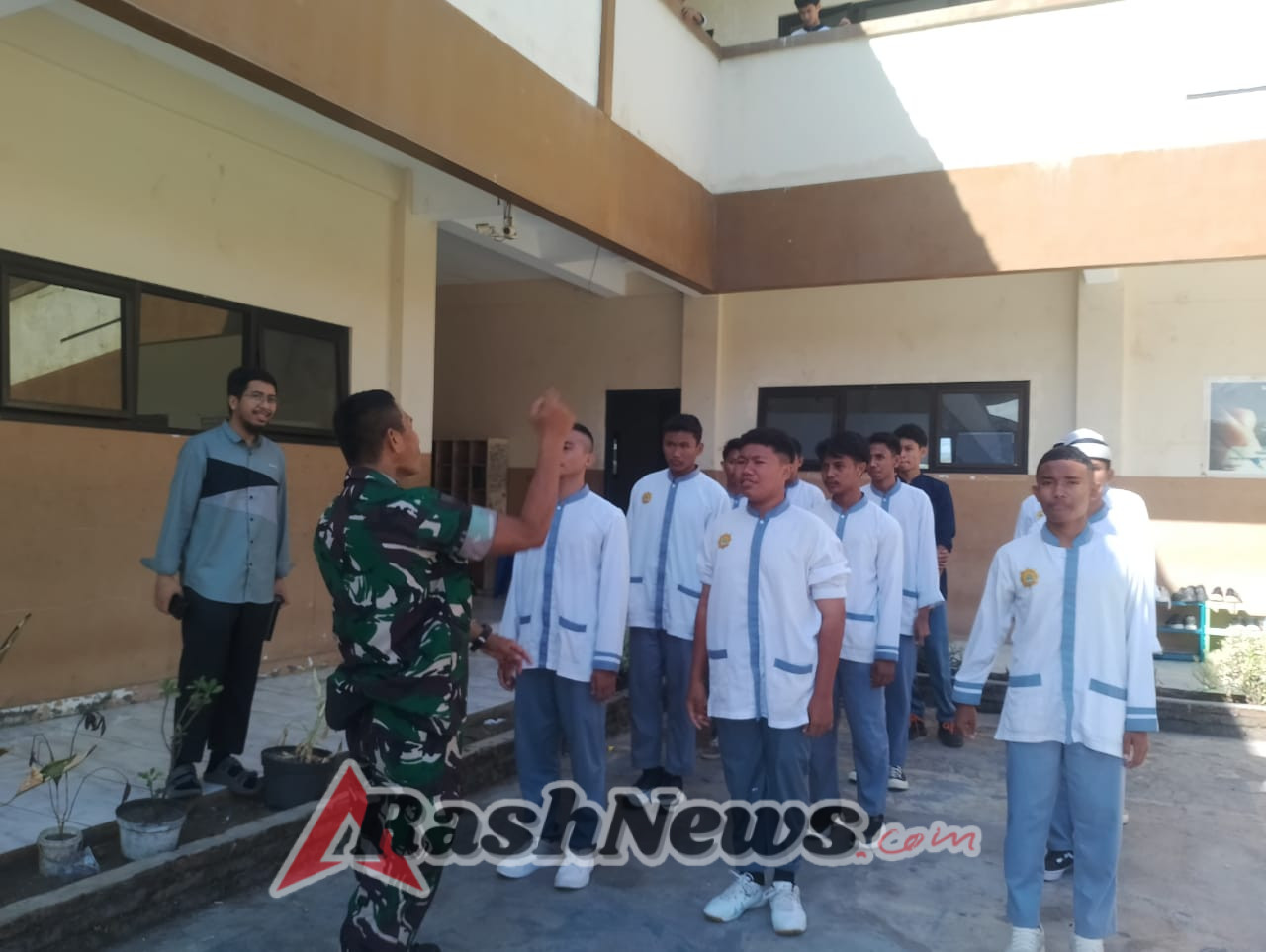 Koramil 1614-01/Dompu Latih Pelajar di Dua Sekolah, Tanamkan Wasbang dan Disiplin Lewat PBB