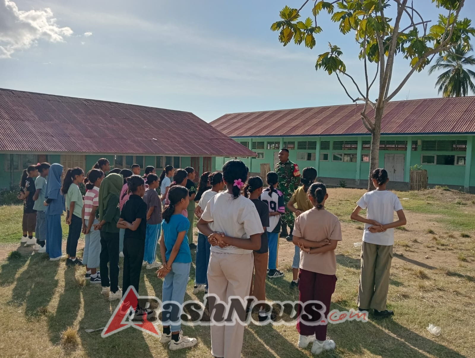 126 Siswa Baru SMPN 1 Maurole Antusias Ikuti Latihan PBB Bersama TNI