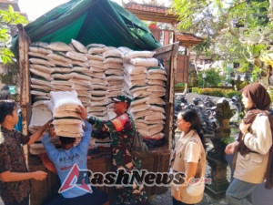 Jamin Distribusi Aman dan Tertib, Babinsa Desa Mas Dampingi Penyaluran Beras CBP
