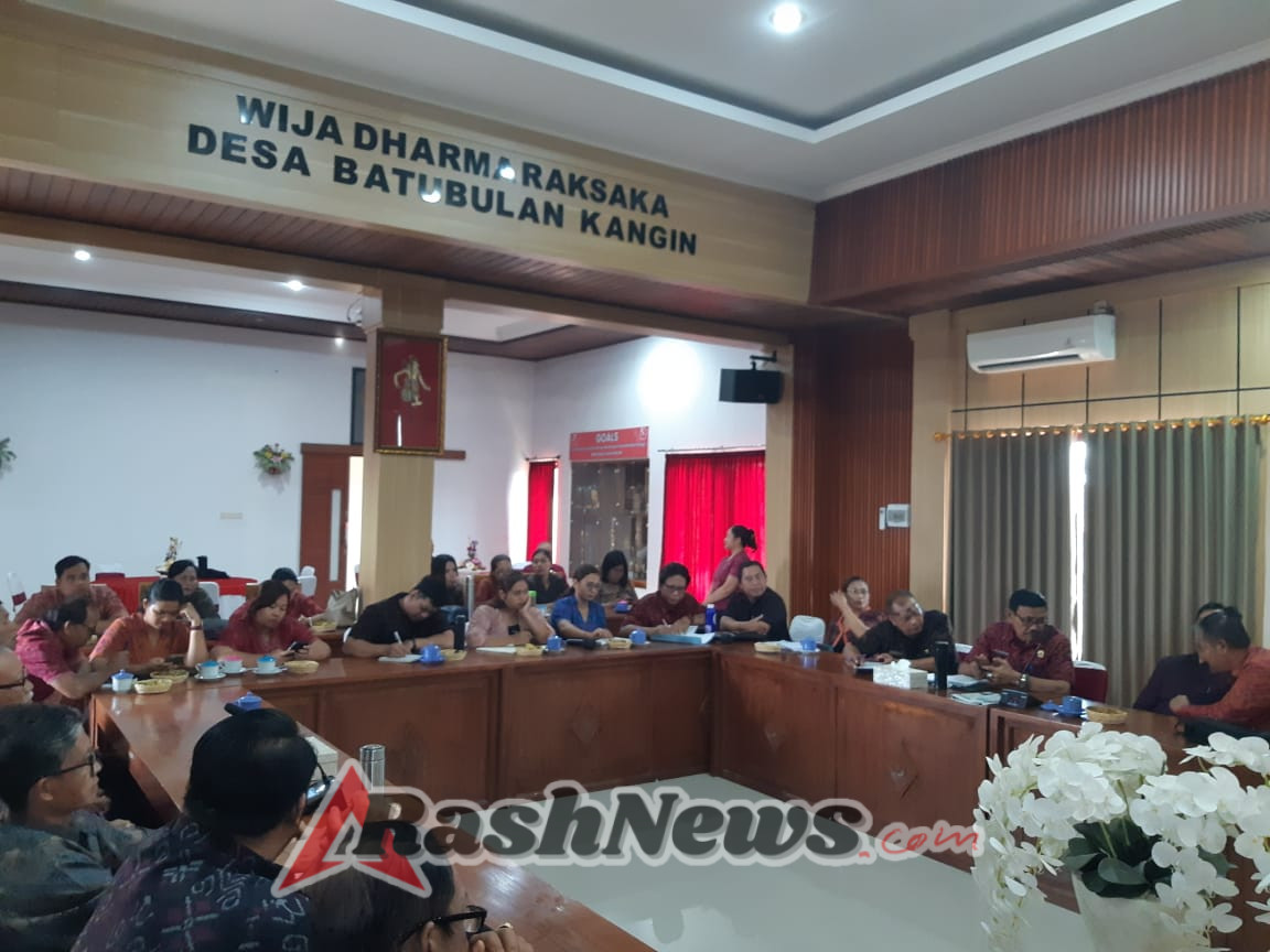 Babinsa Bersama Perbekel Sukawati Bahas Pembangunan dan Keamanan Desa dalam Rapat Rutin