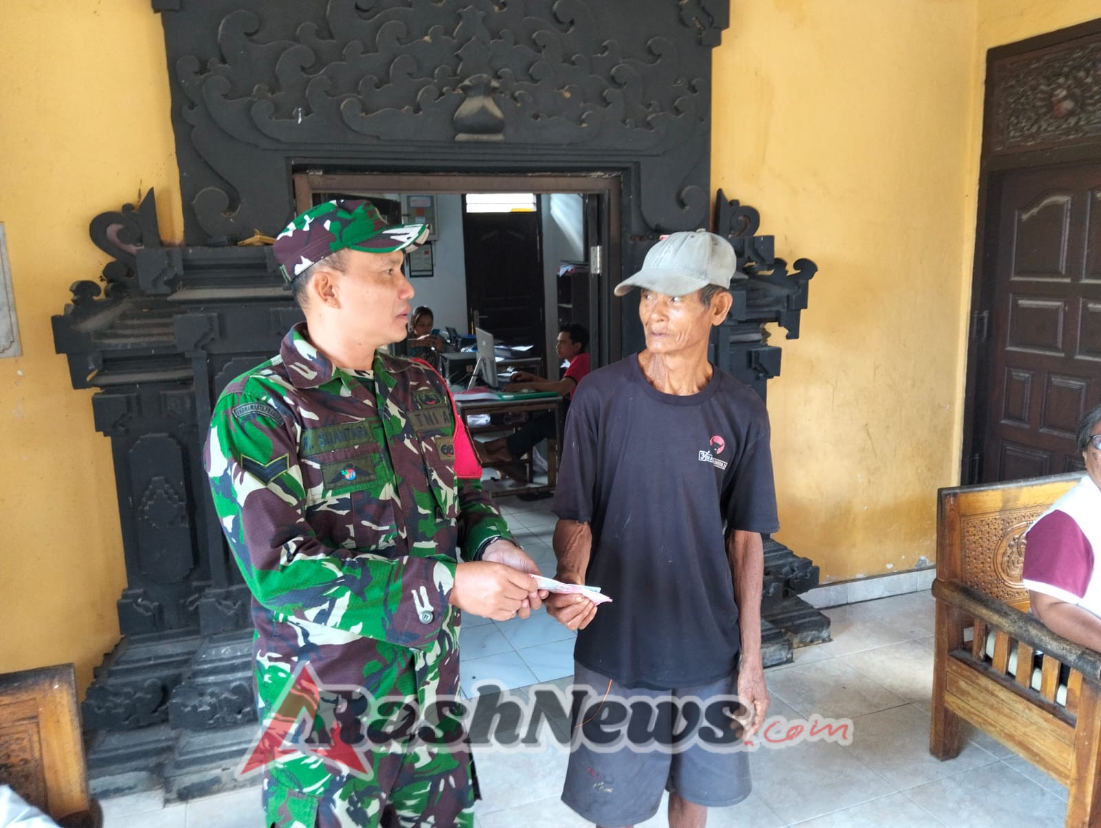 Cegah Penyelewengan, Penyaluran BLT DD Di Desa Bunga Mekar Dikawal Aparat TNI Dan Polri