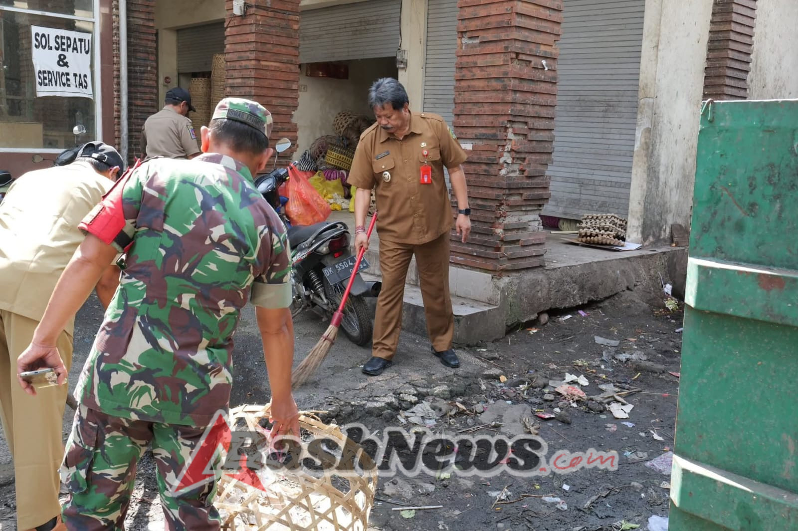 Wabup Tabanan Tinjau Langsung Perbaikan Jalan dan Kebersihan Kota