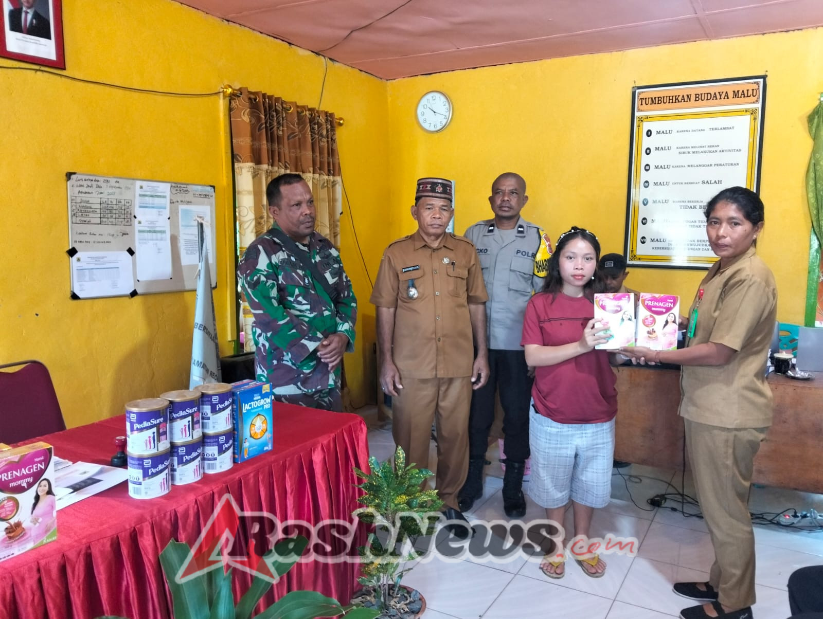 Sinergi TNI dan Pemdes, Babinsa Dampingi Penyaluran Bantuan Gizi untuk Ibu Hamil dan Balita