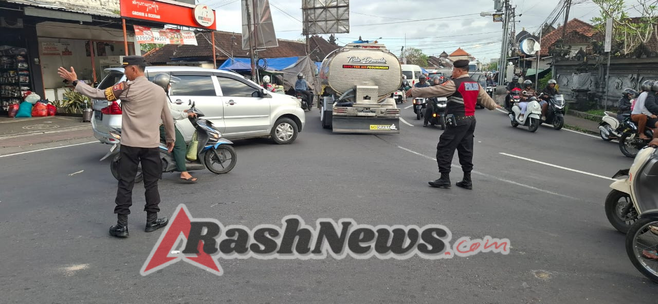 Pengaturan Lalin Sore, Personel Polsek Abiansemal Atur Arus Kendaraan Di Titik Padat Aktivitas