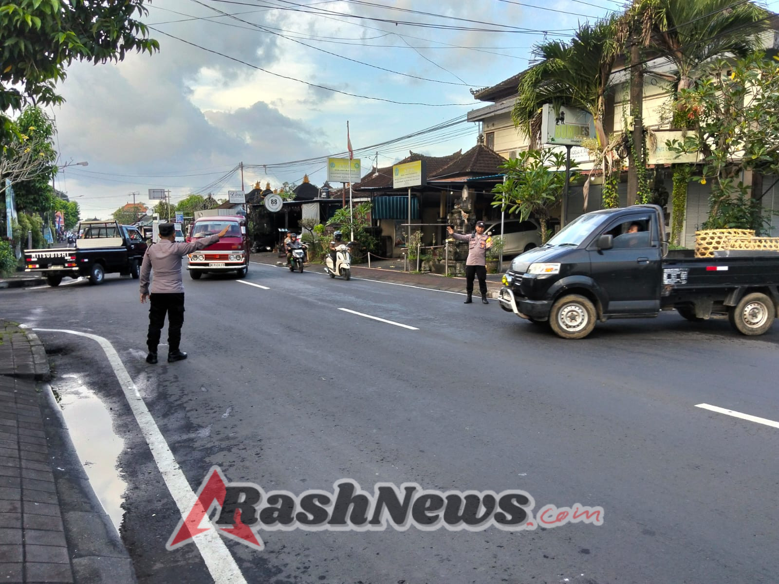 Pengaturan Lalin Pagi, Polsek Abiansemal Wujudkan Kelancaran Arus Kendaraan Warga