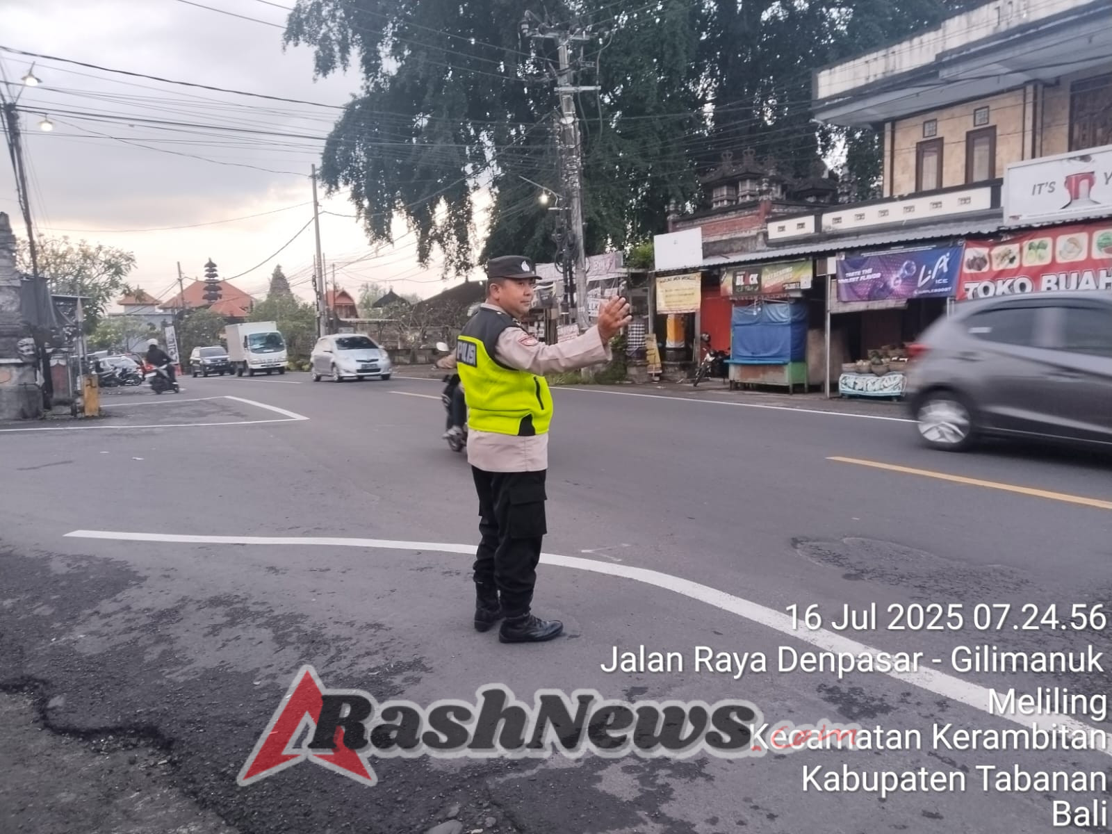 Cegah Kemacetan di Jalur Utama Denpasar-Gilimanuk  Polsek Kerambitan Gelar Personil Pada Setiap Titik.