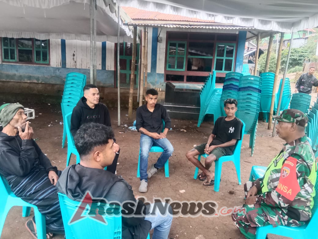 Dekat dengan Rakyat, Babinsa Maurole Gelar Komsos dan Pantau Keamanan di Desa Kebesani