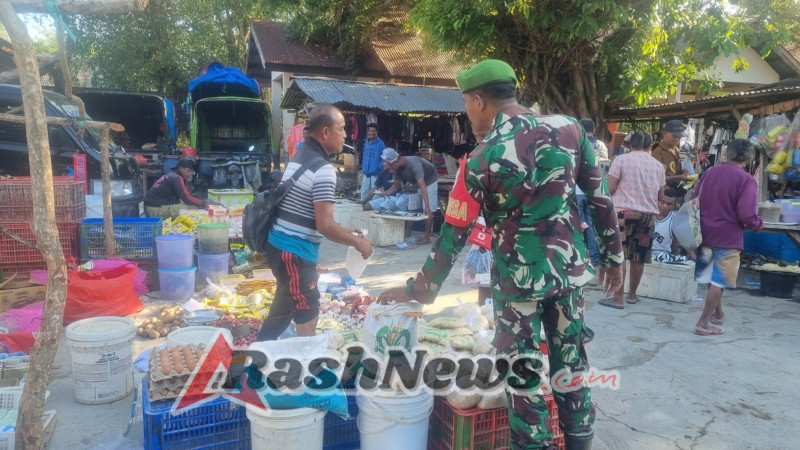 Babinsa Koramil 1627-01/Ba’a Himbau Warga Tak Bakar Sampah Sembarangan saat Cuaca Berangin