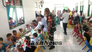 Membangun Kemanunggalan, Babinsa Kodim 1602/Ende Bagi Makanan Bergizi di Ende Utara