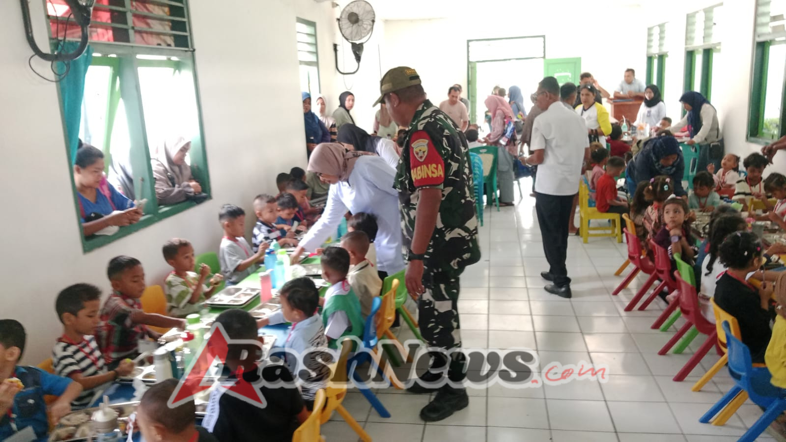 Membangun Kemanunggalan, Babinsa Kodim 1602/Ende Bagi Makanan Bergizi di Ende Utara