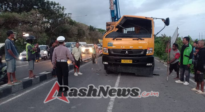 Truk Tronton Terperosok di Jln. IB. Mantra, Unit Lantas Polsek Dentim Amankan Evakuasi