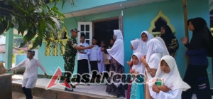 Bantuan Al-Qur’an untuk Anak-Anak Pengajian di Mushola Bahabul Fata, Babinsa Kodim 1602/Ende Hadirkan Dukungan dan Bimbingan