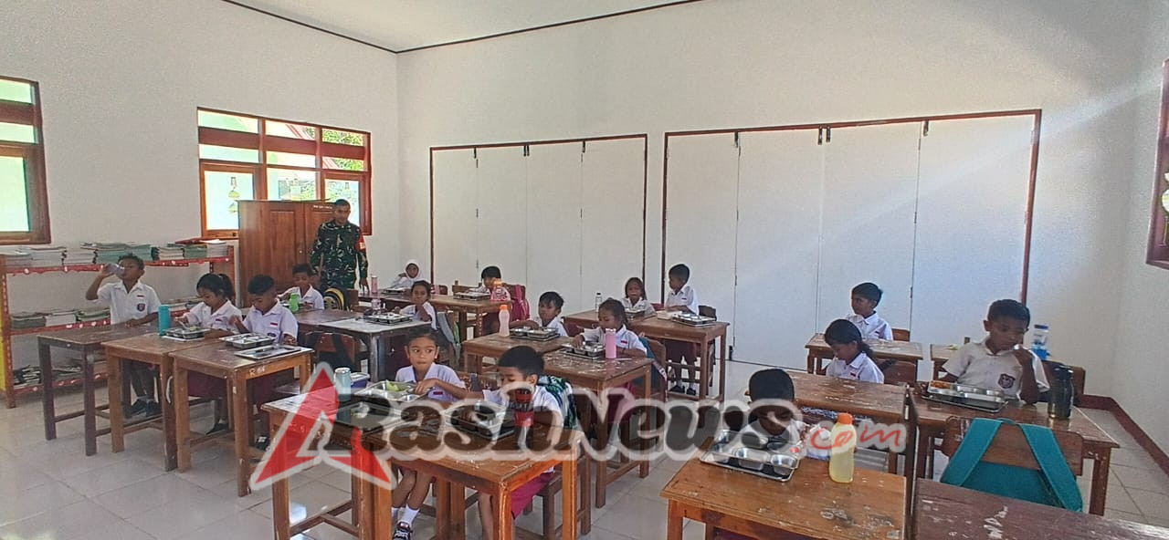 Sinergi TNI-Masyarakat: Babinsa Rote Ndao Aktif di Program Makanan Bergizi untuk Anak