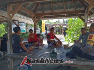 Babinsa Desa Les dan Bhabinkamtibmas Jalin Komsos dengan Warga