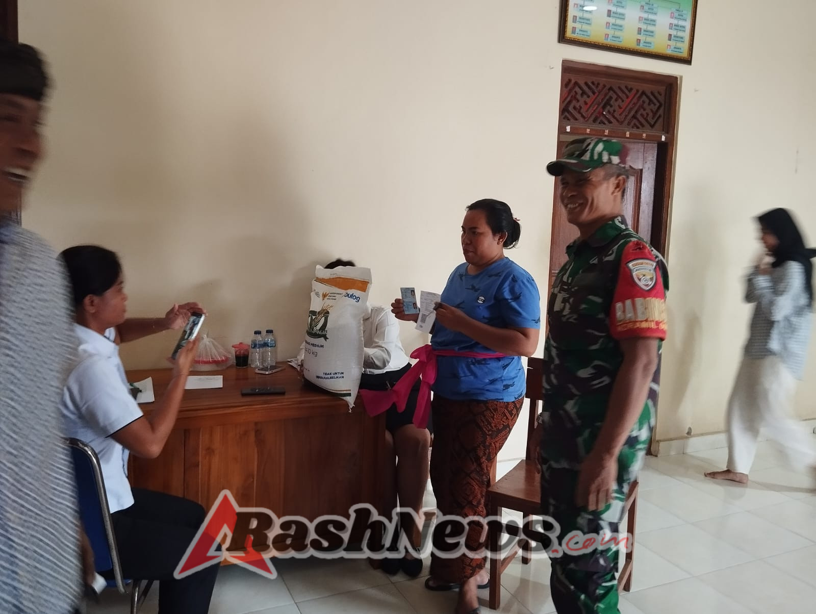 Babinsa Aktif di Tengah Masyarakat, Dampingi Pembagian Beras di Enam Banjar Desa Keramas