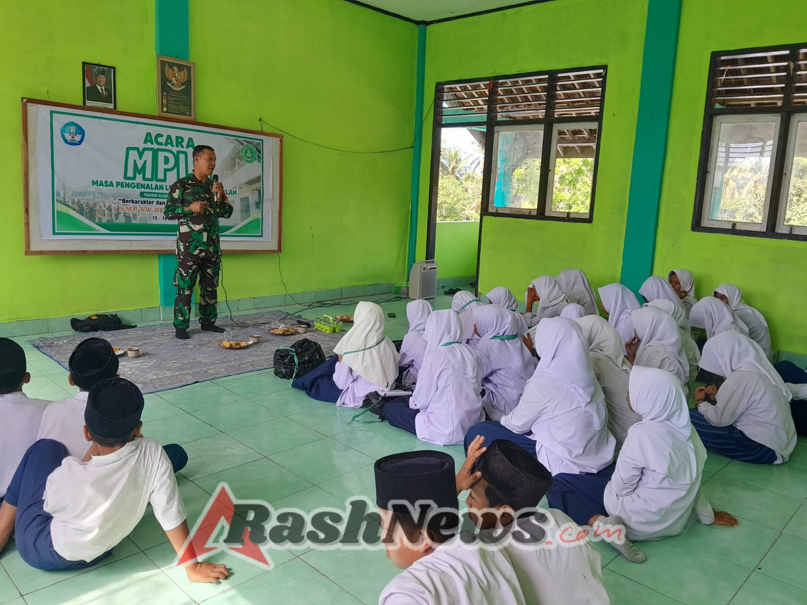 Babinsa Denggen Timur Sosialisasikan Bahaya Bullying dan Pornografi Saat MPLS