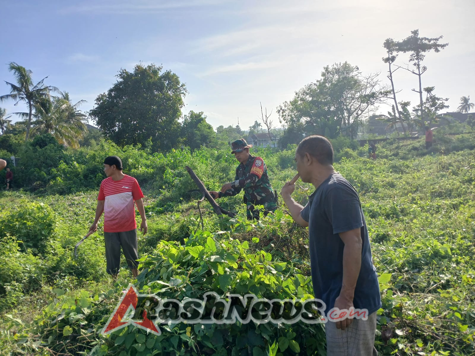Babinsa Ajak Masyarakat Bersihkan TPU untuk Wujudkan Rumah Masa Depan yang Bersih dan Rapi