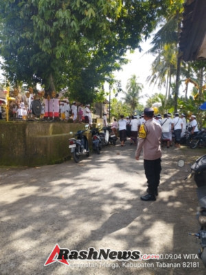 Bhabinkamtibmas Desa Kuwum Berikan Pelayanan Pengamanan Dan Pengaturan Lalin Rangkaian Upacara Dewa Yadnya
