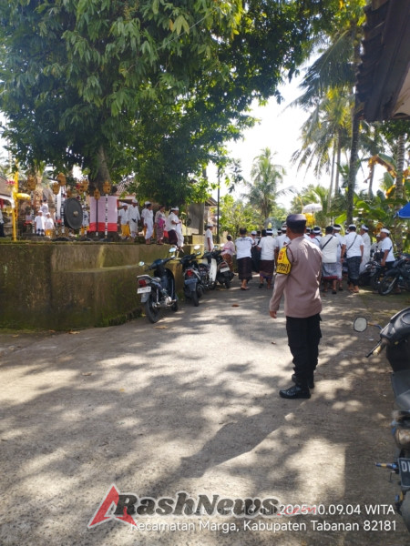 Bhabinkamtibmas Desa Kuwum Berikan Pelayanan Pengamanan Dan Pengaturan Lalin Rangkaian Upacara Dewa Yadnya