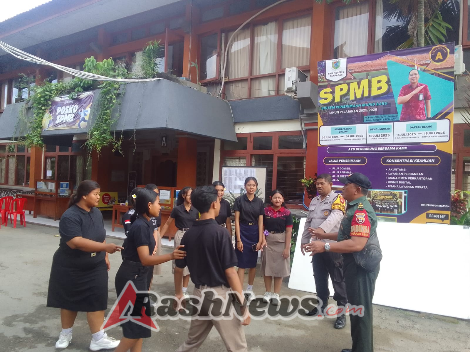 Bhabinkamtibmas Sidakarya Sambangi SMK Negeri 2 Denpasar, Berikan Penyuluhan Disiplin dan Etika Siswa
