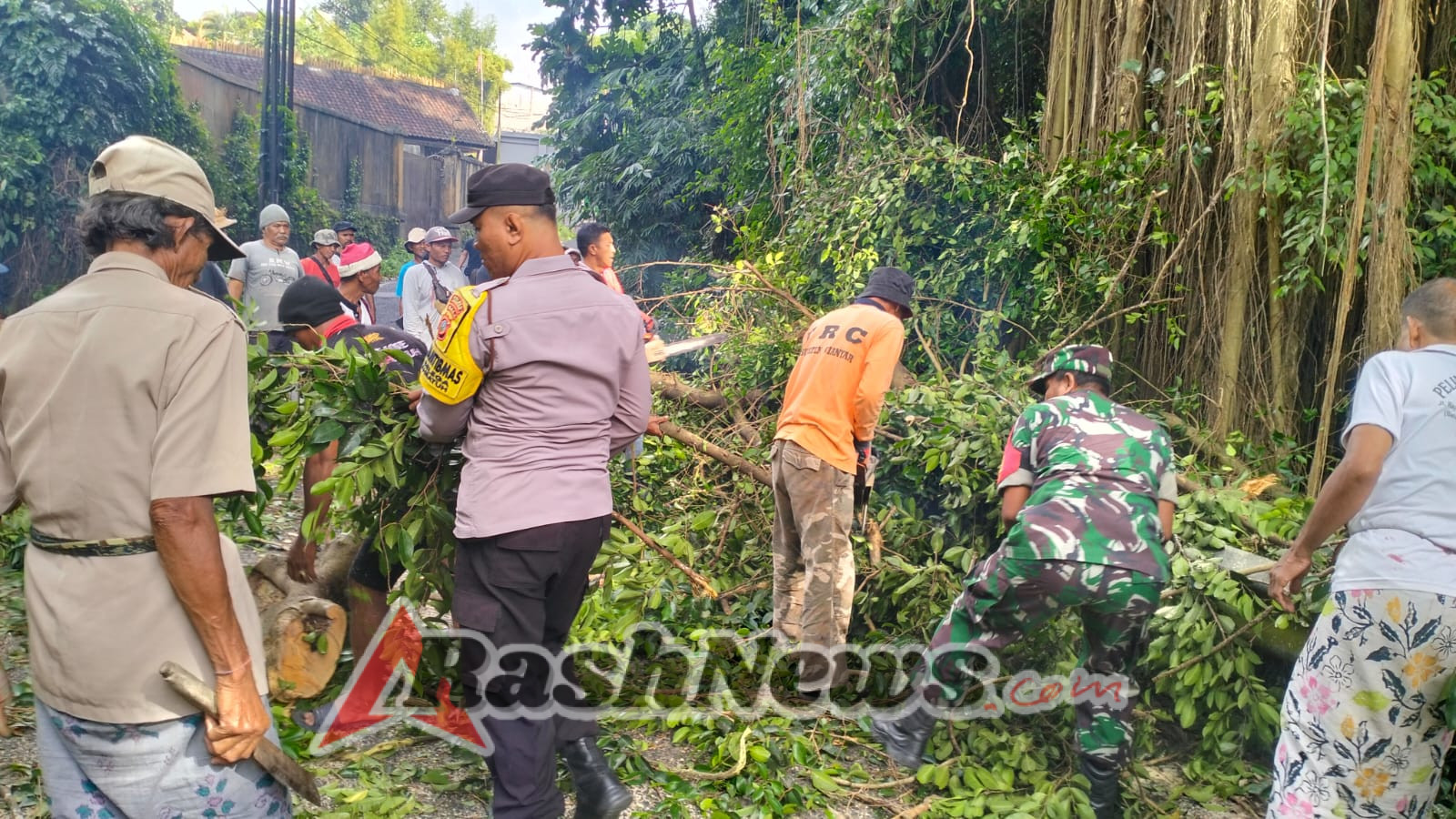 Polsek Blahbatuh Bersama TNI Dan Warga Laksanakan Gotong Royong Di Desa Belega