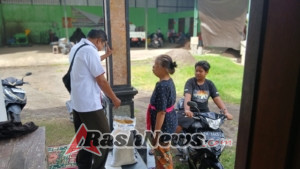 Babinsa Bona Serda I Nyoman Widastra Kawal Penyaluran Beras Bantuan Pangan