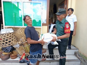 Babinsa Keliki Sertu Dewa Made Sudiarta Kawal Penyaluran 462 Paket Beras Bantuan Kemensos