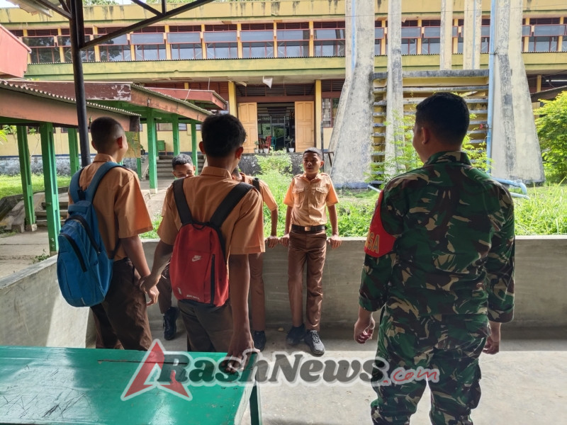 Pererat Kemanunggalan TNI-Rakyat, Babinsa Sambangi SMK Negeri 2 Ende