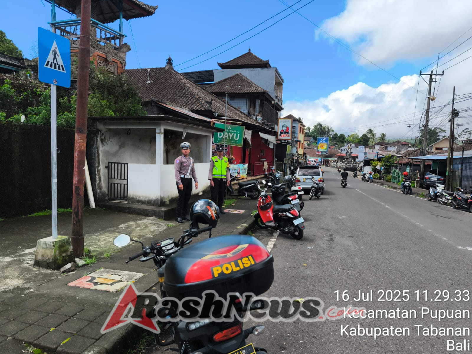 Antisipasi Kemacetan, Personil Polsek Pupuan Laksanakan Pengaturan Lalu Lintas Di Depan Pasar Pupuan